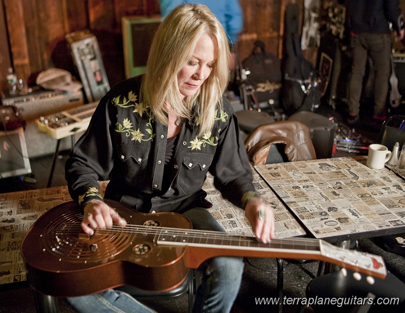 Locust_Grove.jpg - Cindy Cashdollar with her Terraplane .44 Special Locust Grove Squareneck.